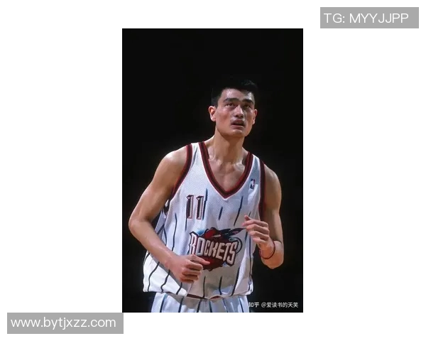 姚明身高惊人照片展示篮球巨星风采与魅力