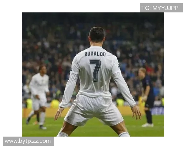 皇马主场逆转瓦伦西亚，C罗梅开二度助力登顶西甲积分榜